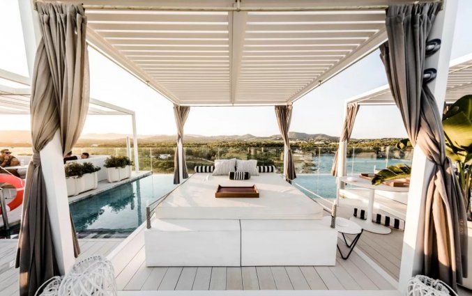 Lounge bij het zwembad van Hotel Bless op Ibiza
