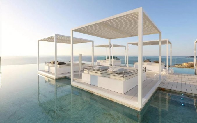 Lounge bij het zwembad van Hotel Bless op Ibiza