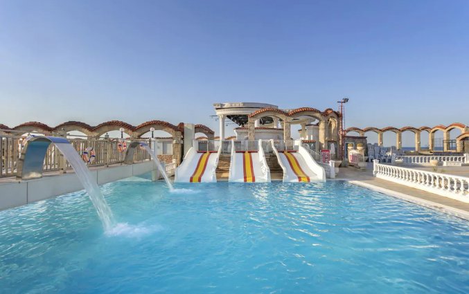 Buitenzwembad en waterglijbanen van Club Sera in Antalya