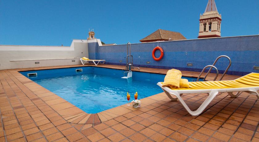 Dakterras met zwembad van Hotel San Gil in Sevilla