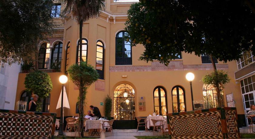 Tuin met terras van Hotel San Gil in Sevilla