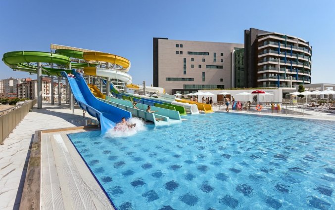 Buitenzwembad en waterglijbanen van Hotel Wind of Lara in Antalya