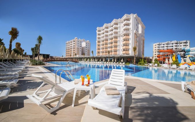 Buitenzwembad van Resort Ramada by Wyndham Lara in Antalya