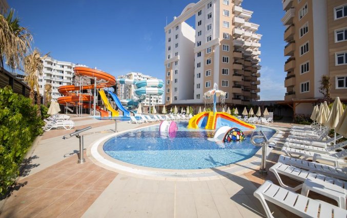 Buitenzwembad van Resort Ramada by Wyndham Lara in Antalya