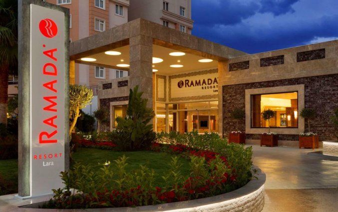Entree van Resort Ramada by Wyndham Lara in Antalya