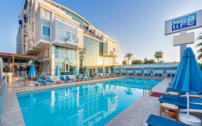 Buitenzwembad van Resort Sealife Family in Antalya