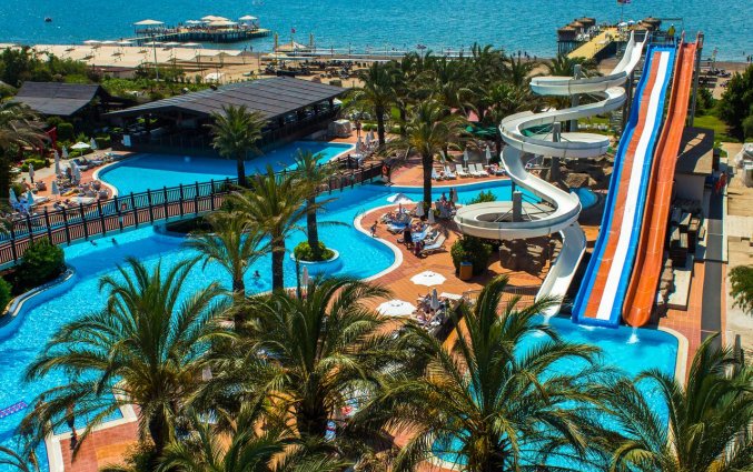 Zwembad van Hotel Liberty Lara in Antalya