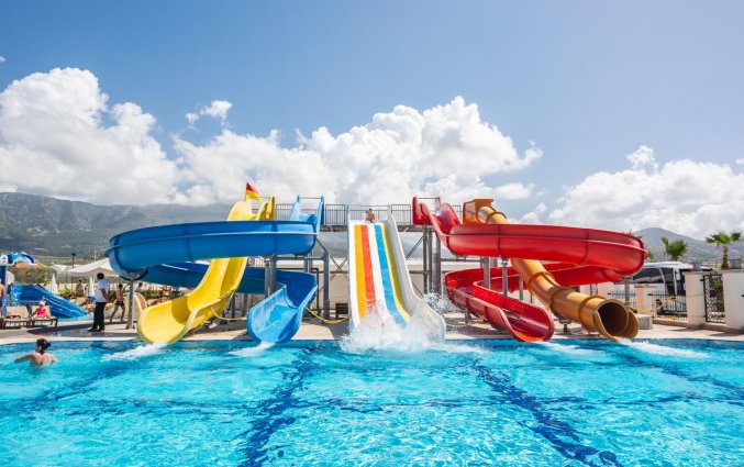 Buitenzwembad en waterglijbanen van Resort The Lumos Deluxe & Spa in Alanya
