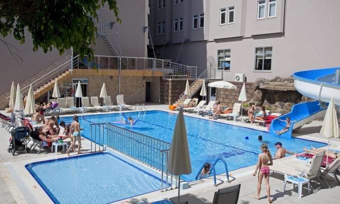 Zwembad en waterglijbaan van Hotel Monart City in Alanya
