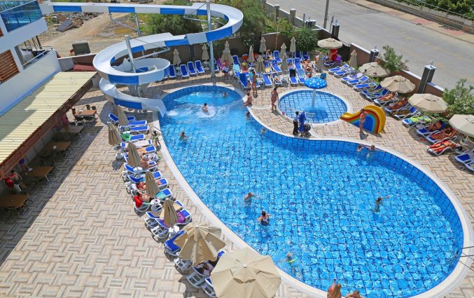 Zwembad en waterglijbaan van Hotel Blue Wave Suite in Alanya
