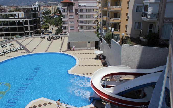 Buitenzwembad en waterglijbanen van Hotel Diamond Hill Resort in Alanya