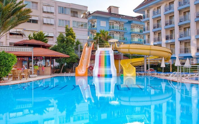 Buitenzwembad en waterglijbanen van Hotel Kahya in Alanya