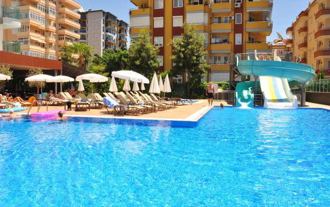 Zwembad en waterglijbanen van Aparthotel Vega Green in Alanya