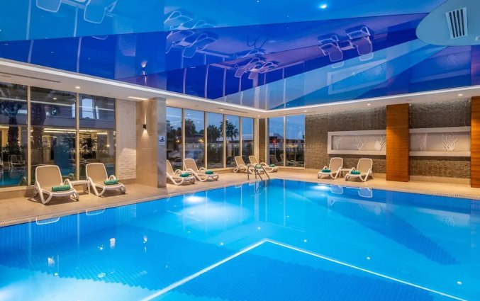 Binnenzwembad van Hotel Kirman Sidera Luxury & Spa in Alanya