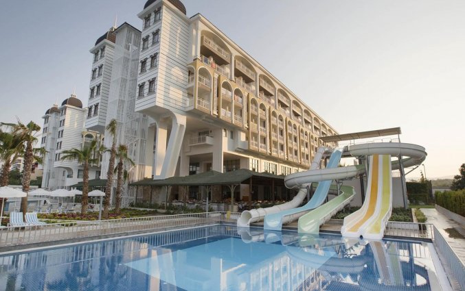 Buitenzwembad en glijbanen van Hotel Kirman Sidera Luxury & Spa in Alanya