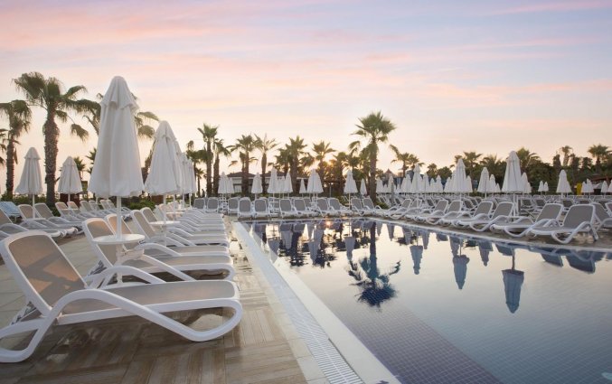 Buitenzwembad van Hotel Kirman Sidera Luxury & Spa in Alanya