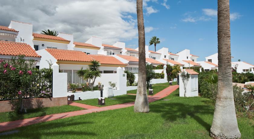 Gebouw en tuin van Appartementen CLC Sunningdale Village op Tenerife