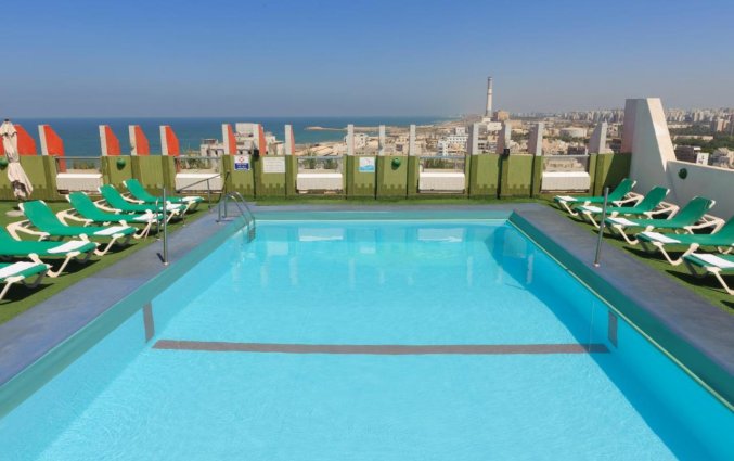 Buitenzwembad van Hotel Grand Beach Tel Aviv