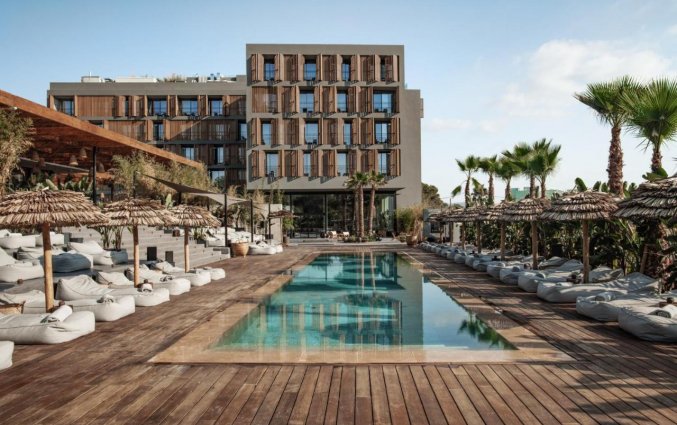 Zwembad van hotel OKU Ibiza