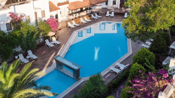 Het zwembad van Hotel Club Flora