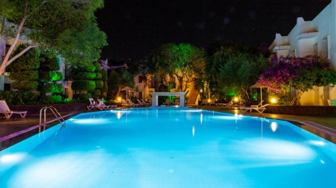 Ruime buitenzwembad van Hotel Club Flora
