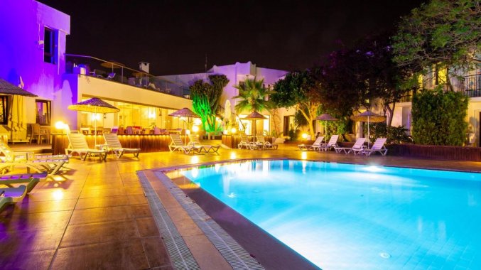 Zwembad en bar van Hotel Club Flora