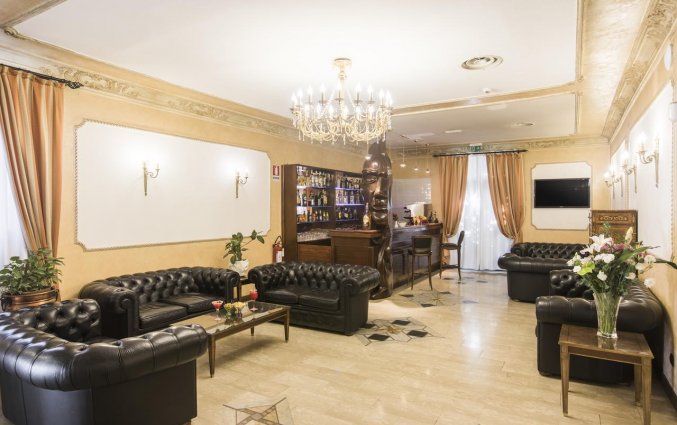 Lobby met bar van hotel Villa Rosa in Rome