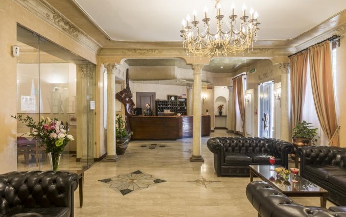 Lobby met receptie van hotel Villa Rosa in Rome