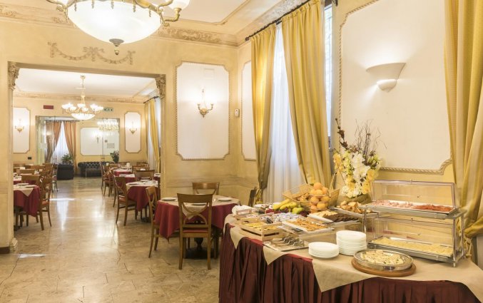Ontbijtzaal met ontbijtbuffet van hotel Villa Rosa in Rome