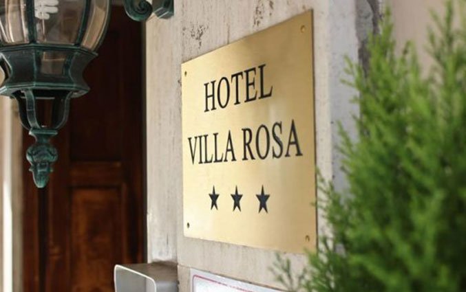 Voorkant met bord van Villa Rosa