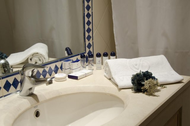 Badkamer van een tweepersoonskamer van aparthotel VIP Executive Eden in Lissabon