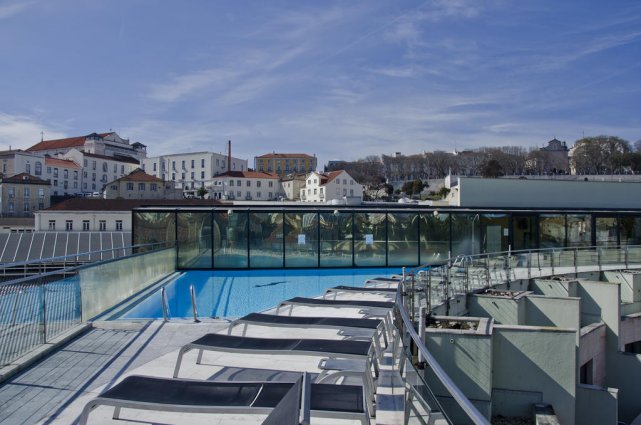 Dakterras met zonneterras en zwembad van aparthotel VIP Executive Eden in Lissabon