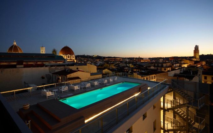Terras met zwembad van Hotel Glance in Florence
