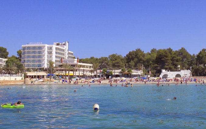 Strand aan Hotel Bellamar Ibiza