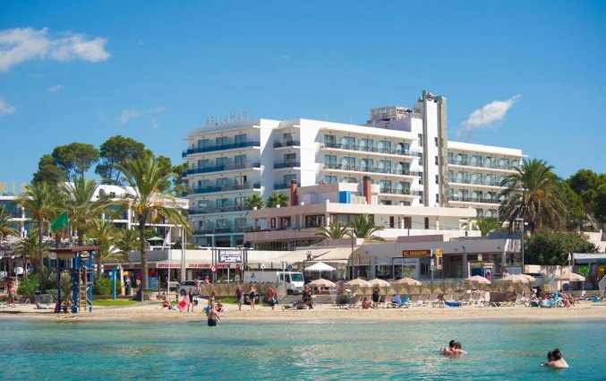 Strand aan Hotel Bellamar Ibiza
