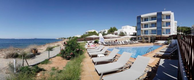 Zwembad met ligbedden van Sol Bahía Ibiza Suites