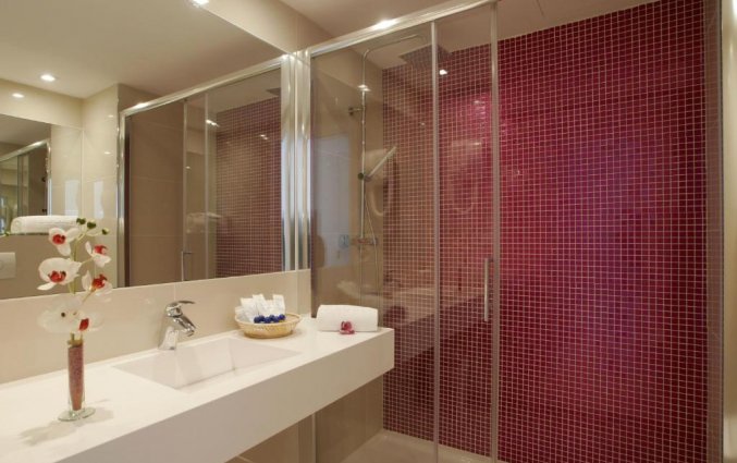 Hotel Argos Ibiza - badkamer met douche