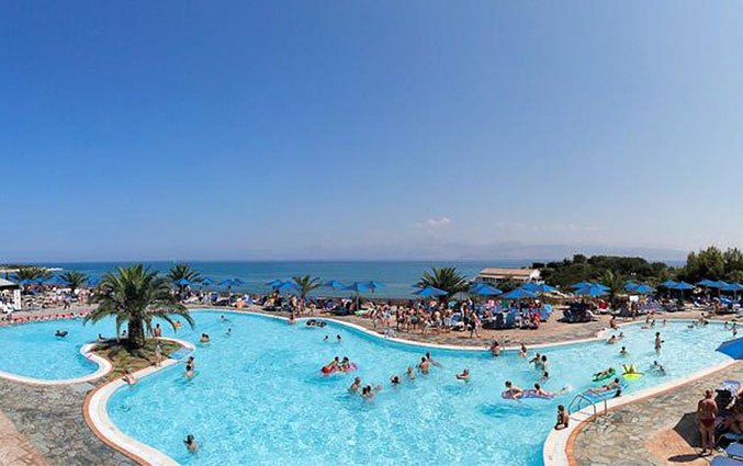 Buitenzwembad van Resort Mareblue Beach op Corfu