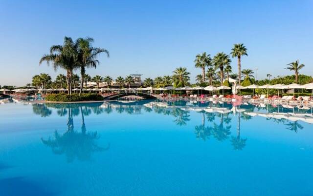 Zwembad Buiten Miracle Resort