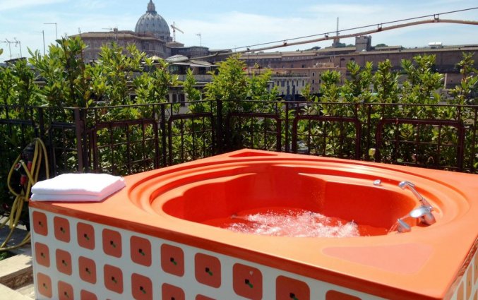 Hot tub op het dakterras van Orange Hotel in Rome
