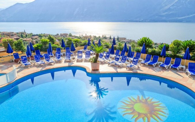 Zwembad en ligbedden van Hotel San Pietro Gardameer