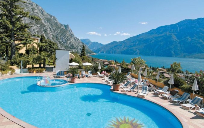 Zwembad en uitzicht van Hotel San Pietro Gardameer