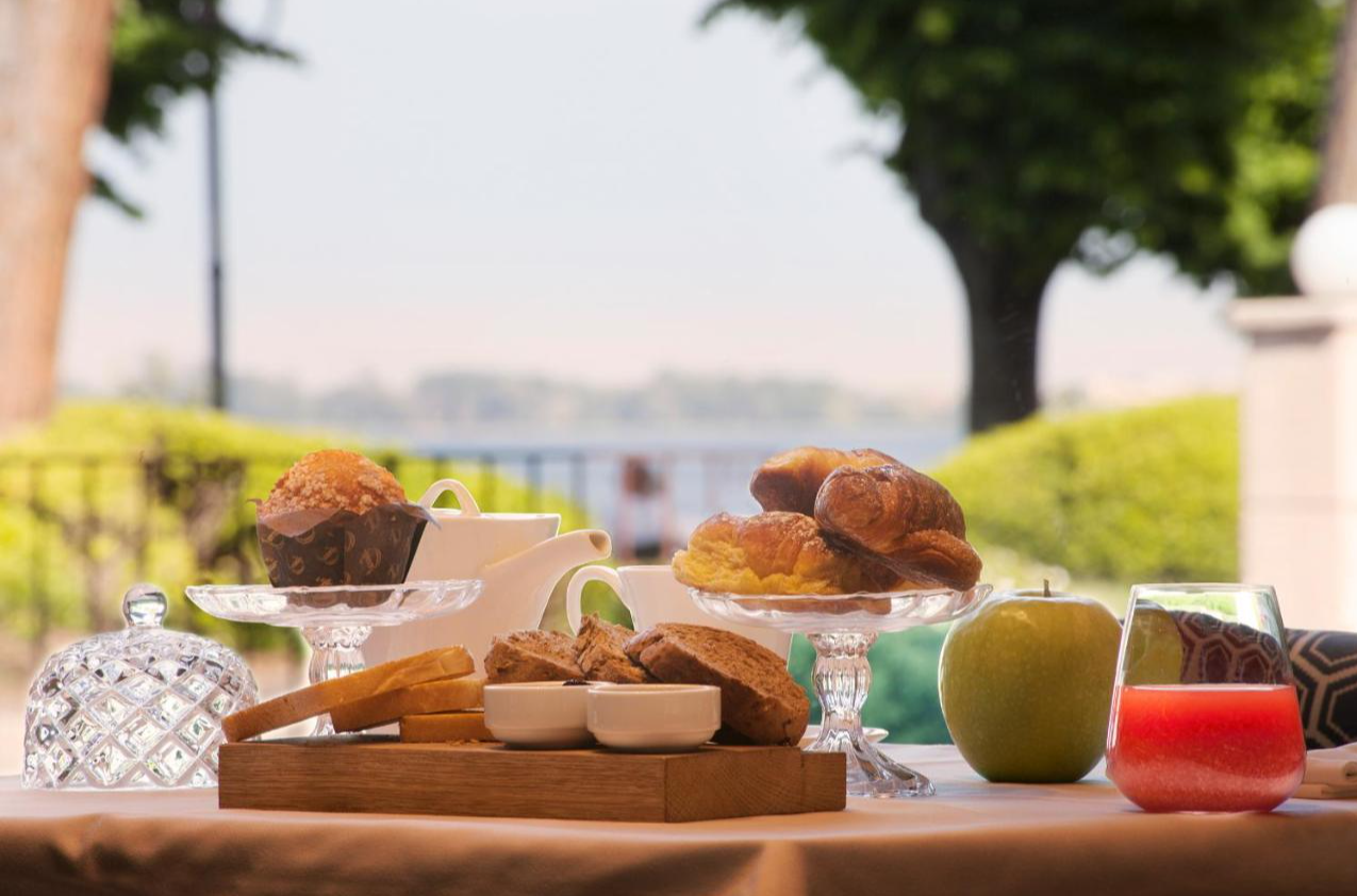 Ontbijtje op het terras van Park Hotel Gardameer