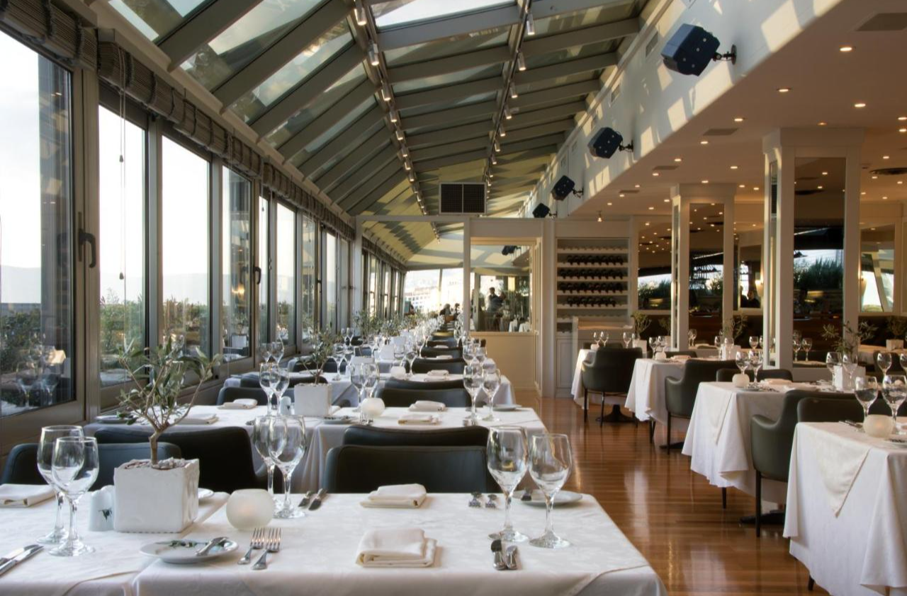 Restaurant met panoramisch uitzicht van Hotel Titanium in Athene