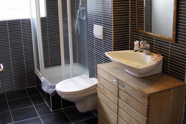 Badkamer van een tweepersoonskamer van Hotel Fron in IJsland