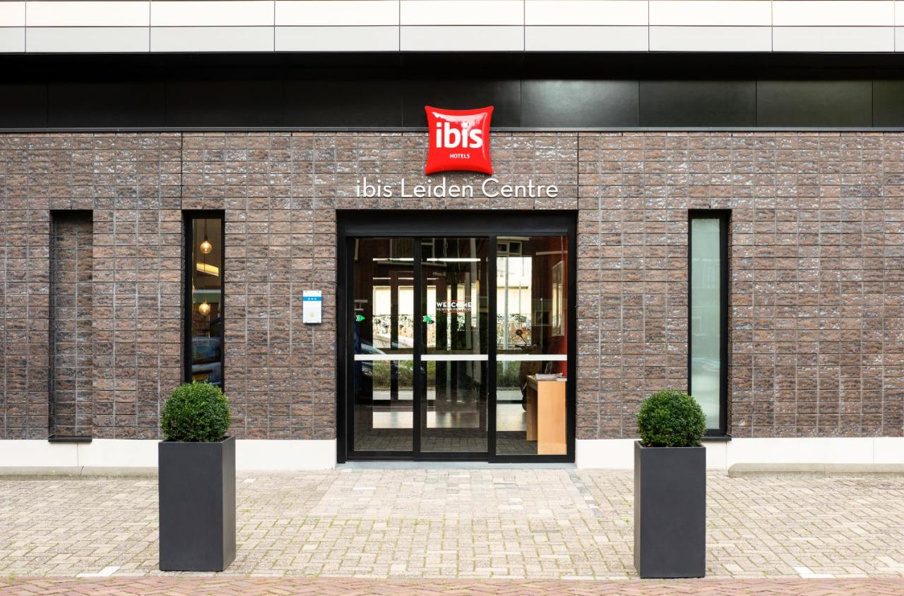 Entree van Hotel Ibis Leiden Centre