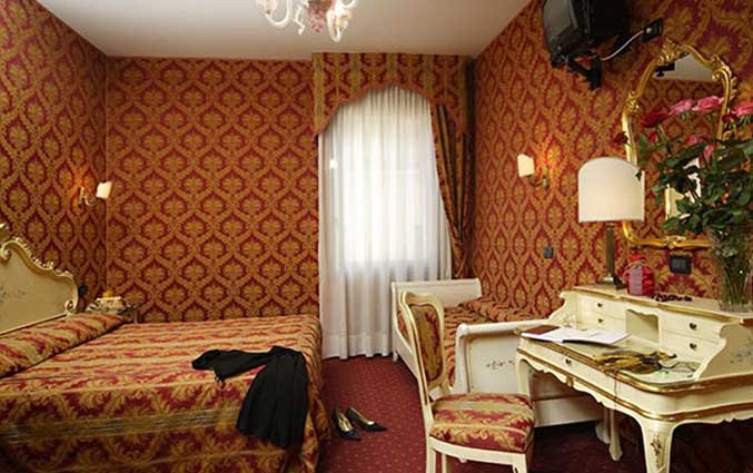 Tweepersoonskamer van Hotel Gorizia a la Valigia in Venetie