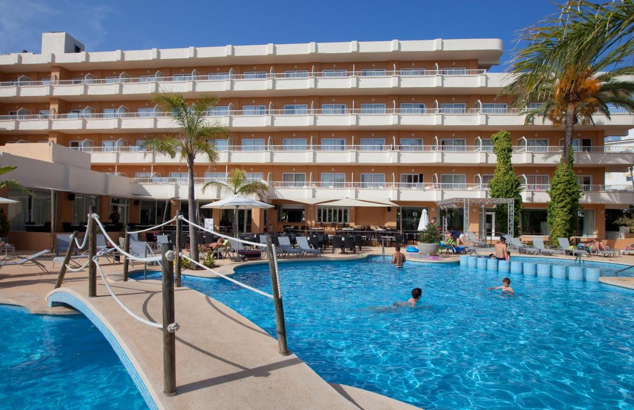 Appartementen en zwembad van JS Alcudi-Mar Mallorca