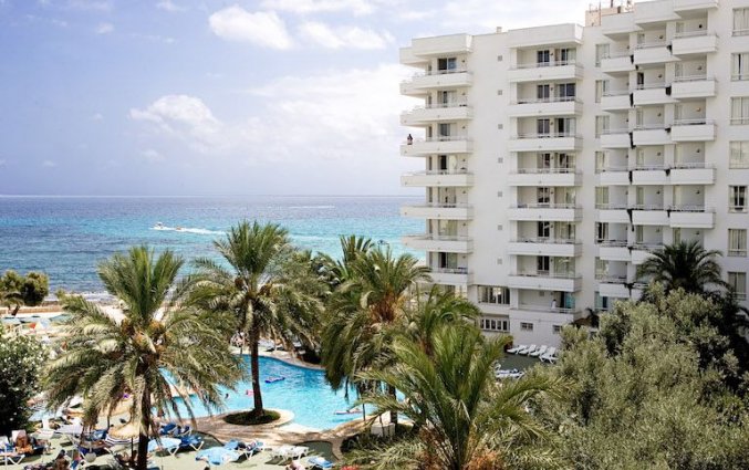Aparthotel Playa Dorado met uitzicht op het zwembad en de zee