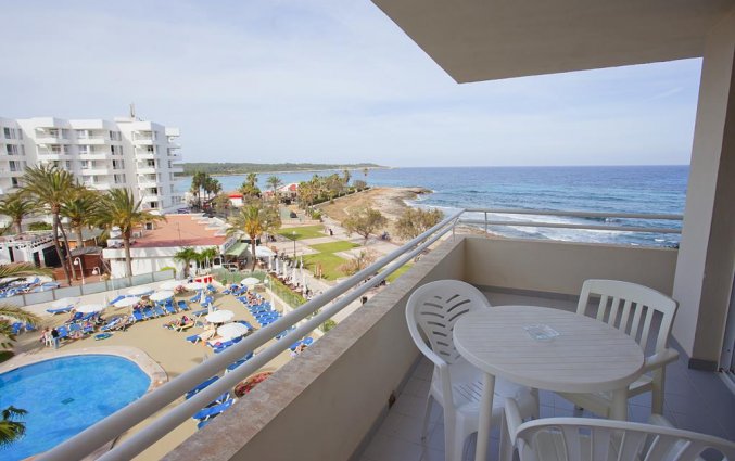 Balkon met uitzicht op zee van Aparthotel Playa Dorada op Mallorca